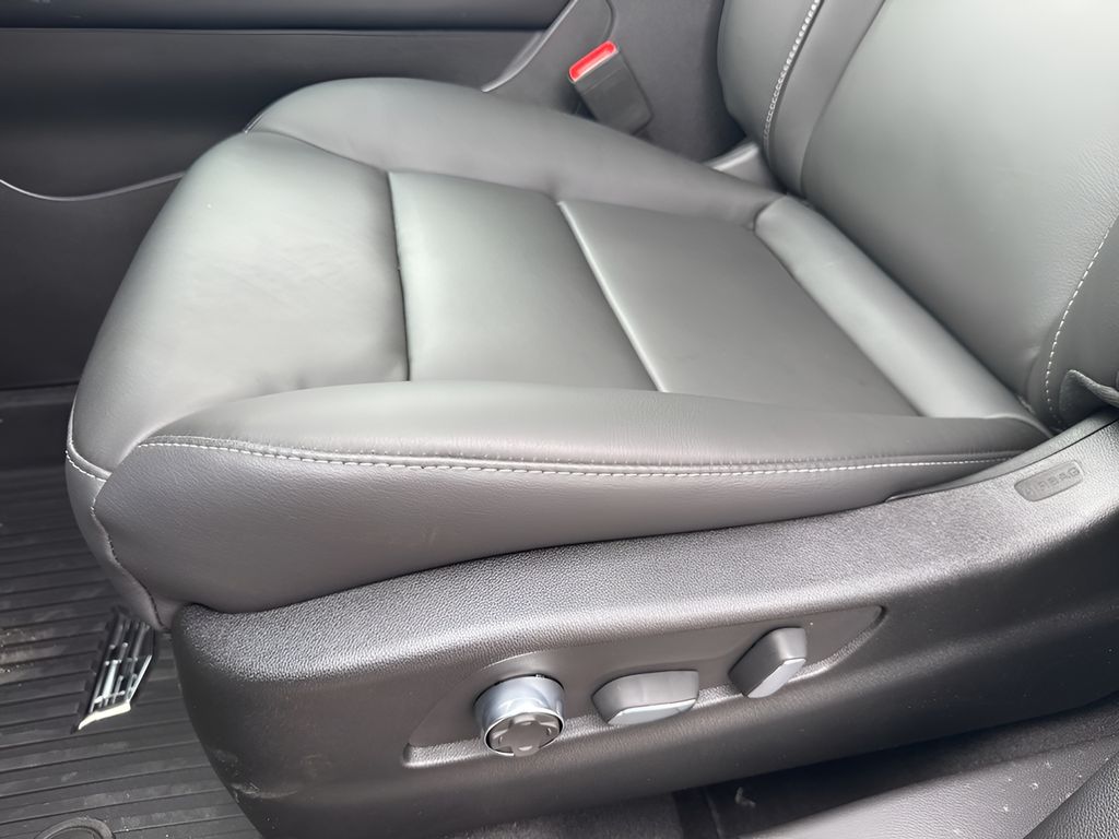 Vehicle image 16 of 38