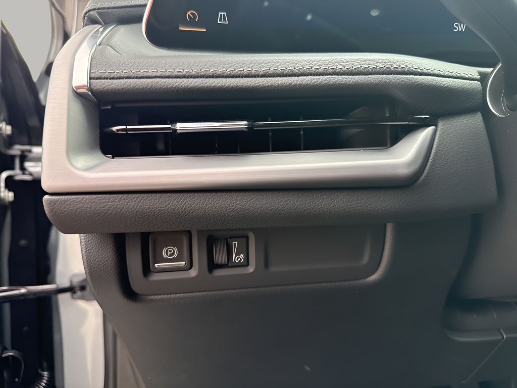 Vehicle image 17 of 38
