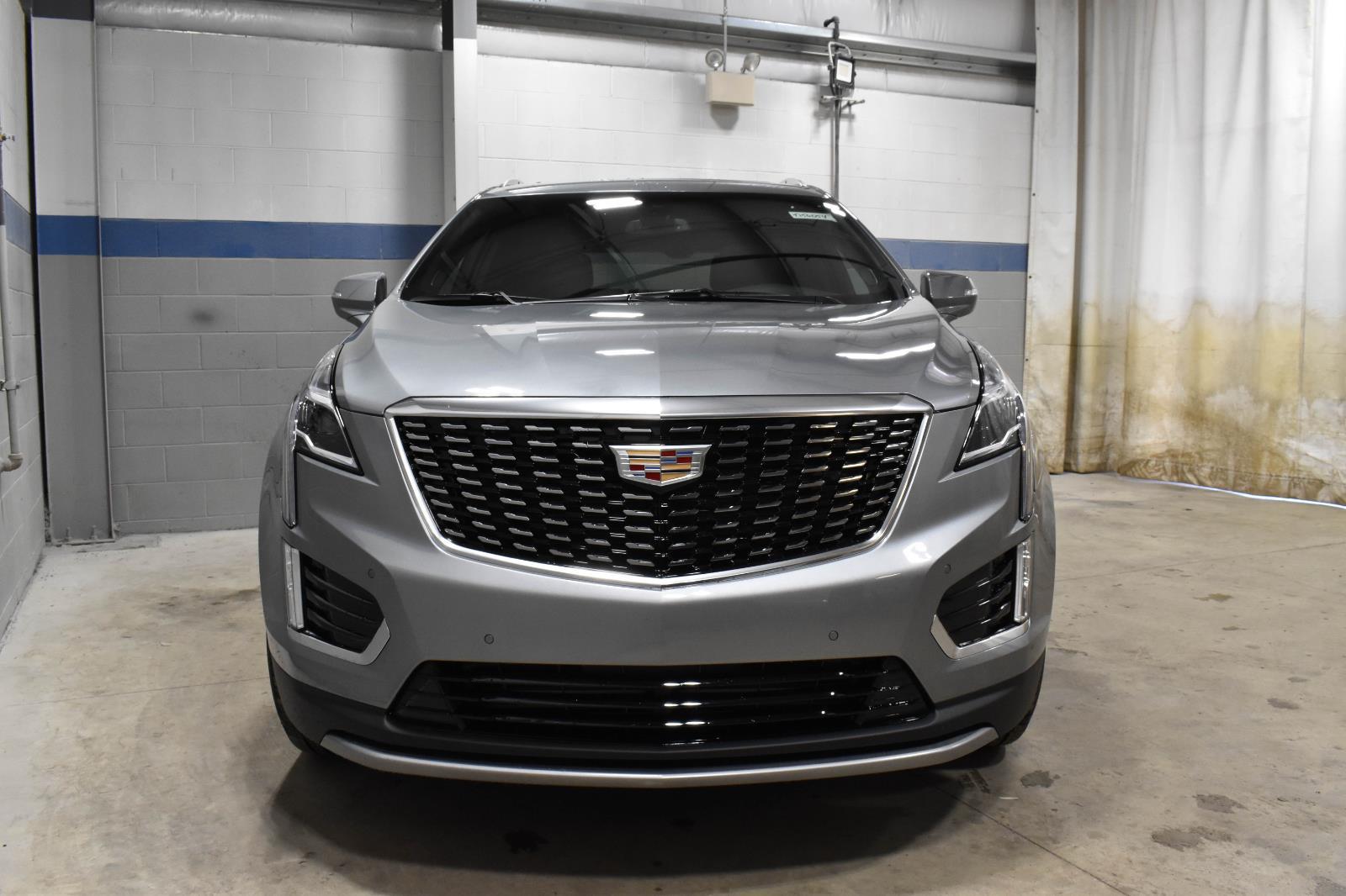 2025 Cadillac XT5 Premium Luxury Image 2 of 21