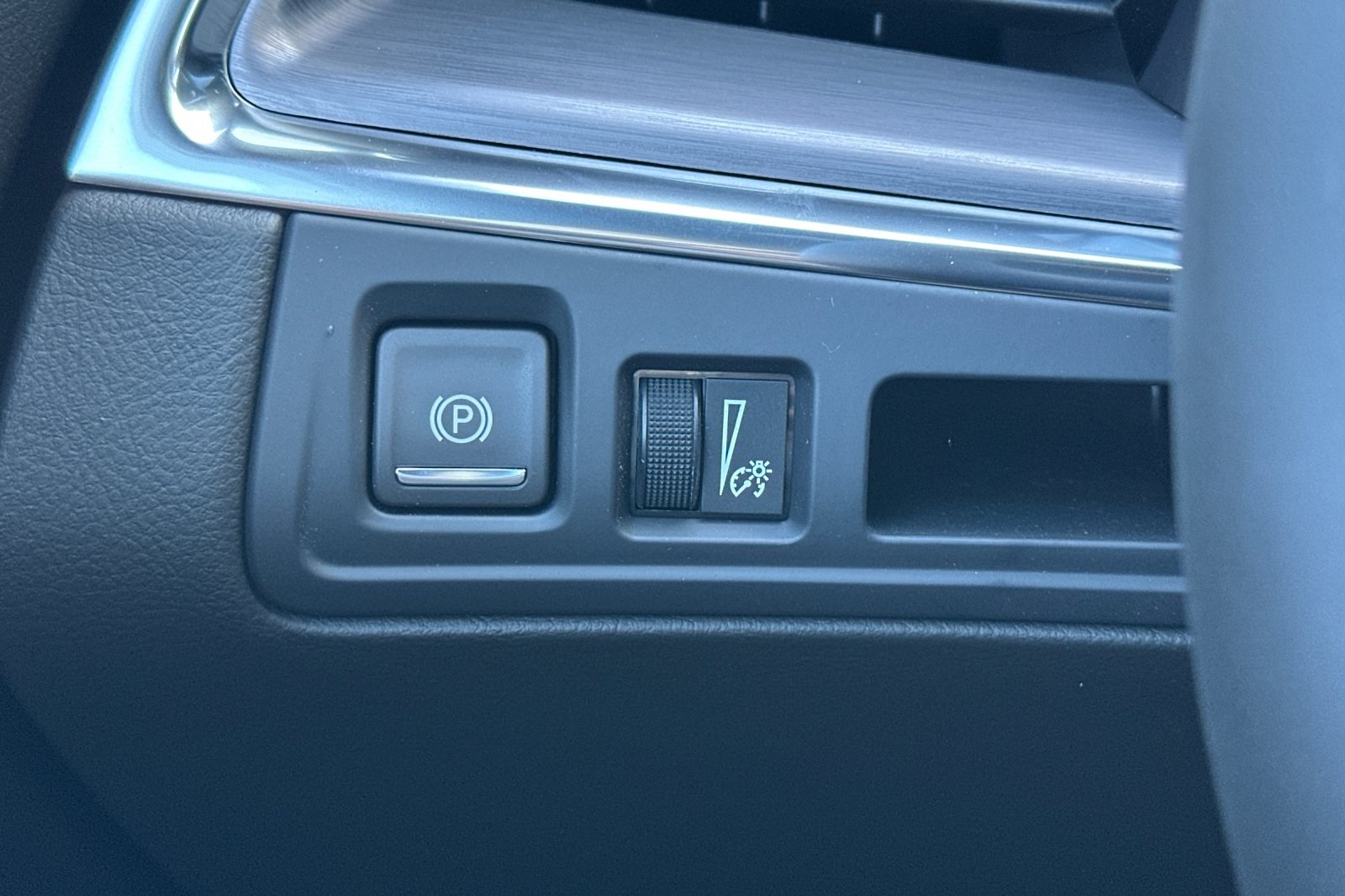 Vehicle image 30 of 32