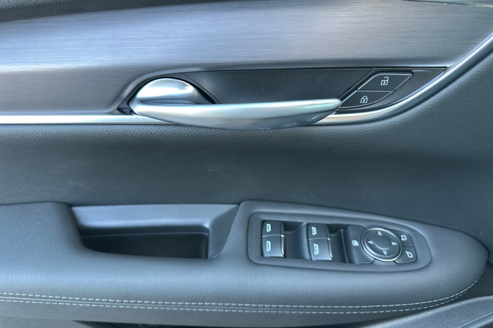 Vehicle image 10 of 32