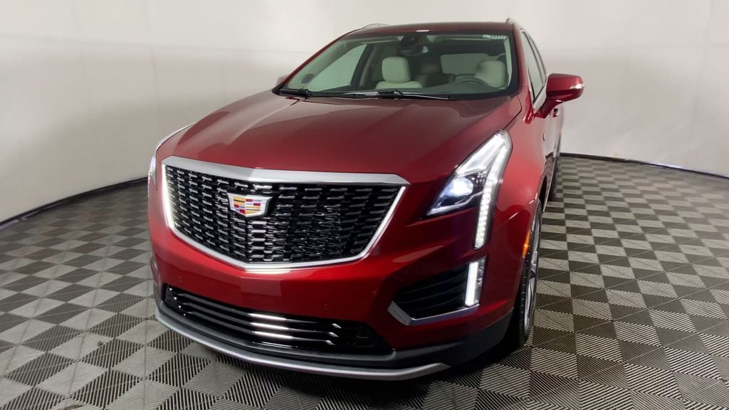 2025 Cadillac XT5 Premium Luxury Image 2 of 34