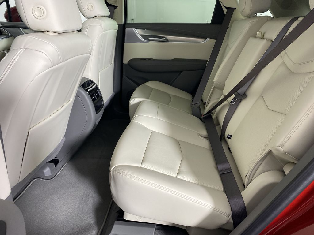 2025 Cadillac XT5 Premium Luxury Image 13 of 34