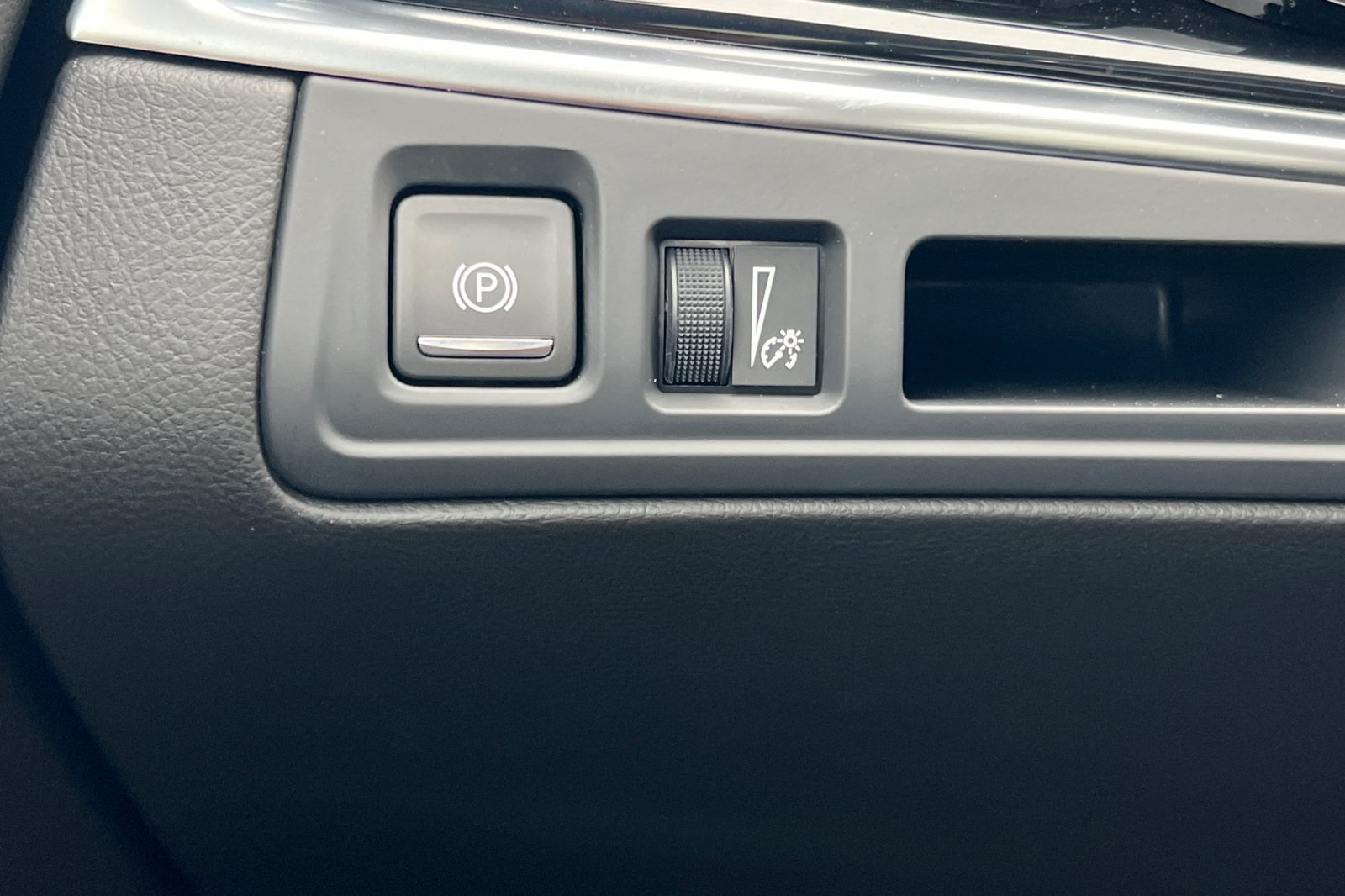 Vehicle image 32 of 34