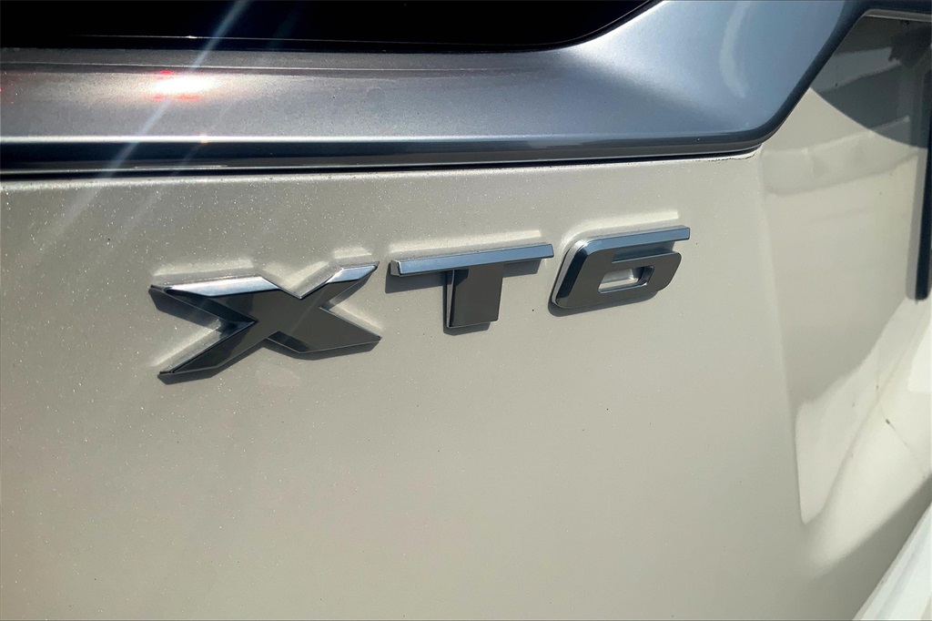 Vehicle image 32 of 38