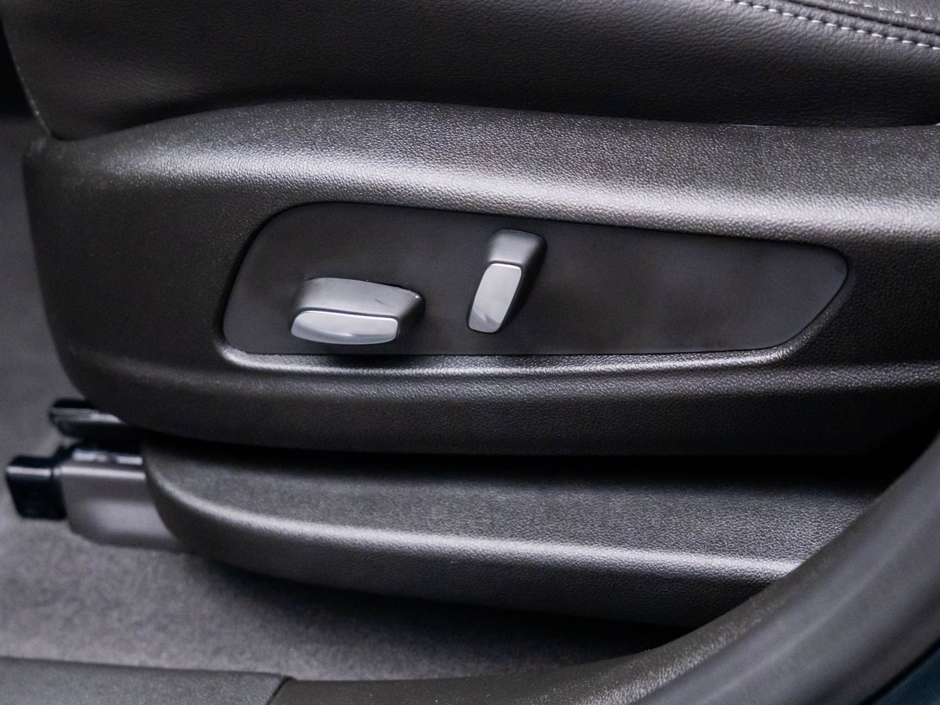 Vehicle image 29 of 40