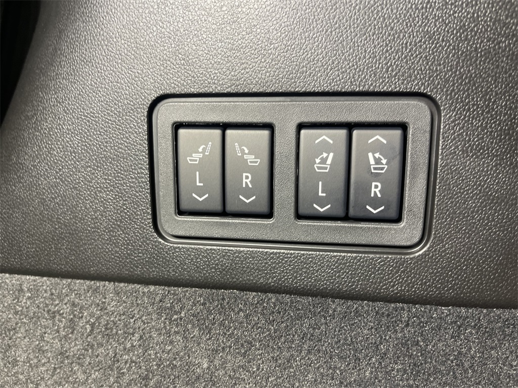 Vehicle image 24 of 31
