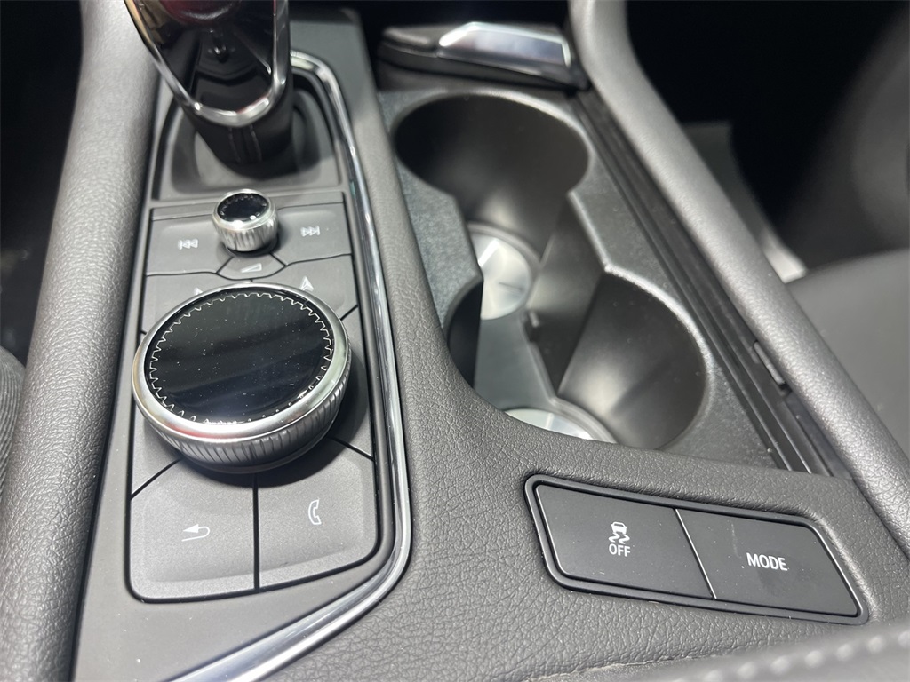 Vehicle image 19 of 31