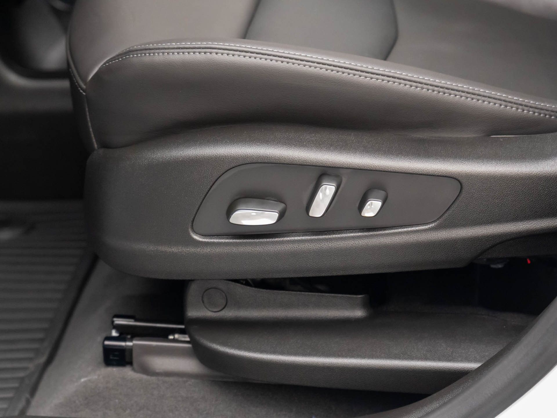 Vehicle image 21 of 39