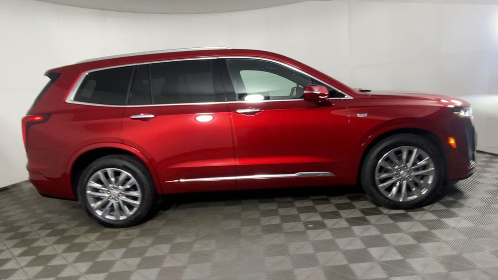 2025 Cadillac XT6 Premium Luxury Image 3 of 34
