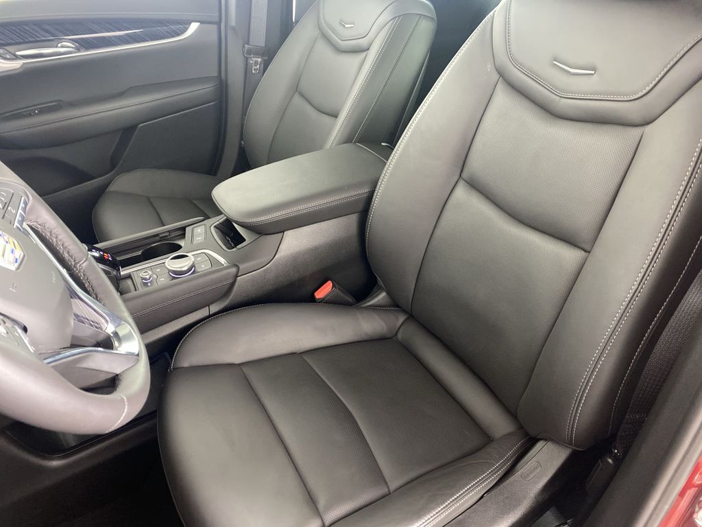 2025 Cadillac XT6 Premium Luxury Image 13 of 34