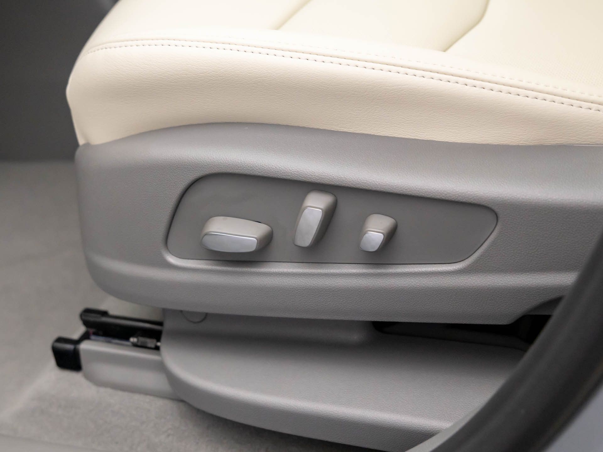 Vehicle image 17 of 49