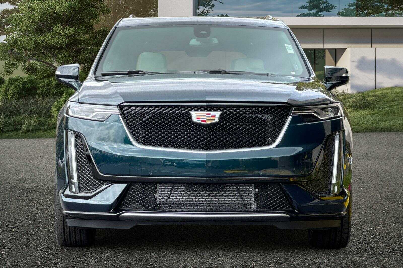 2025 Cadillac XT6 Sport Image 2 of 30