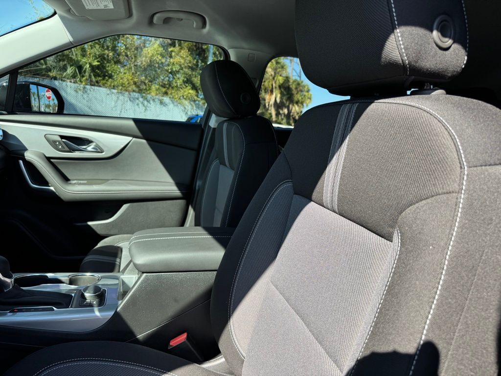 Vehicle image 25 of 27