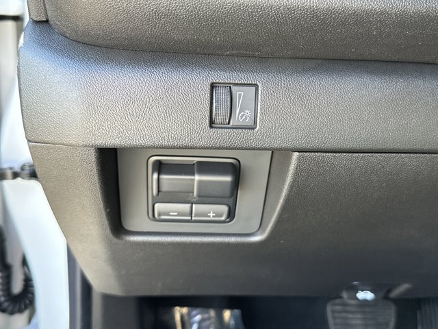 Vehicle image 15 of 25