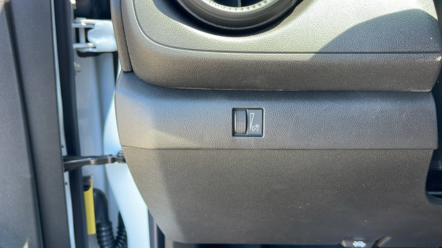 Vehicle image 28 of 32