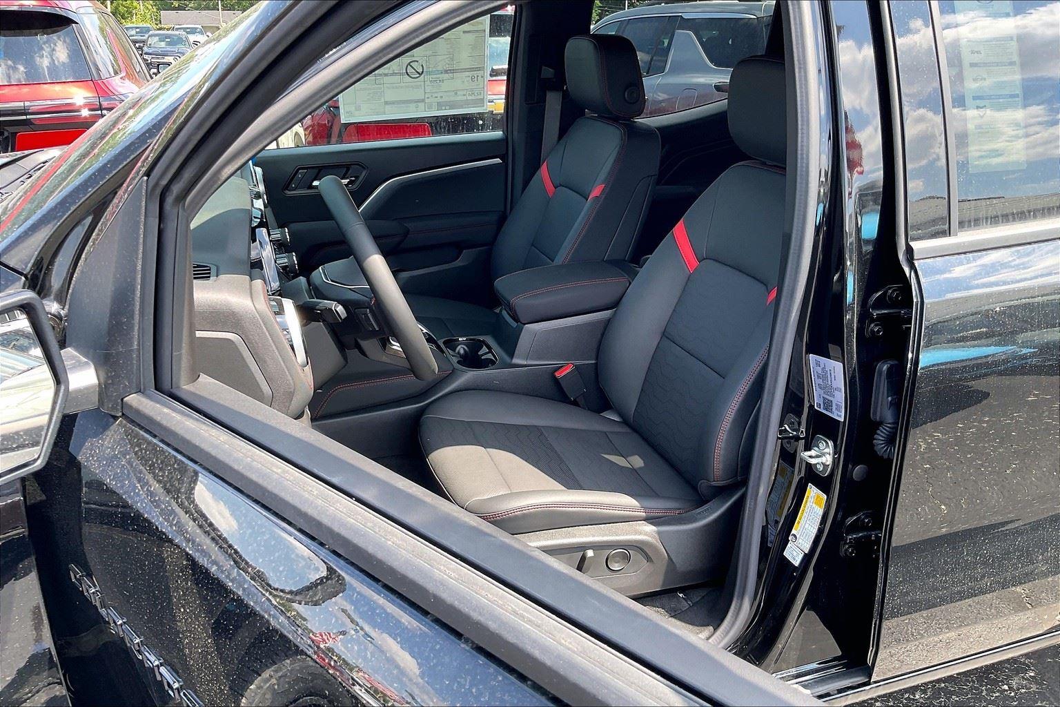 2025 Chevrolet Colorado Z71 Image 7 of 12