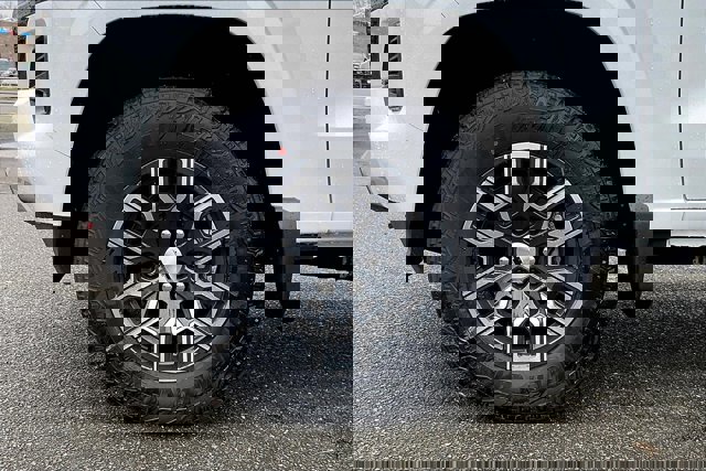 Vehicle image 12 of 14