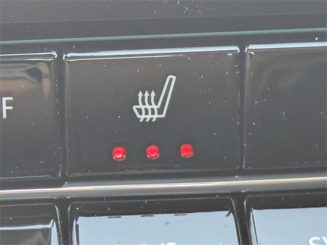 Vehicle image 33 of 34