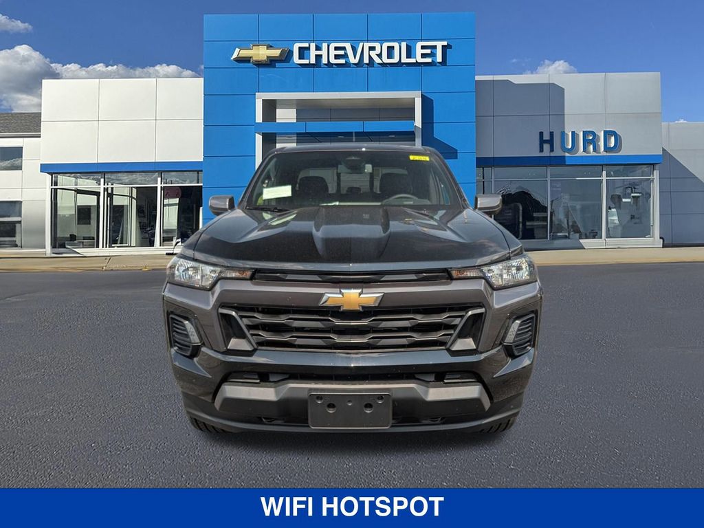 2025 Chevrolet Colorado LT Image 2 of 37