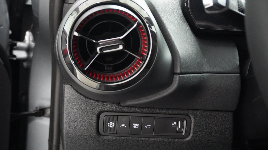 Vehicle image 21 of 40