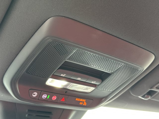 Vehicle image 21 of 25