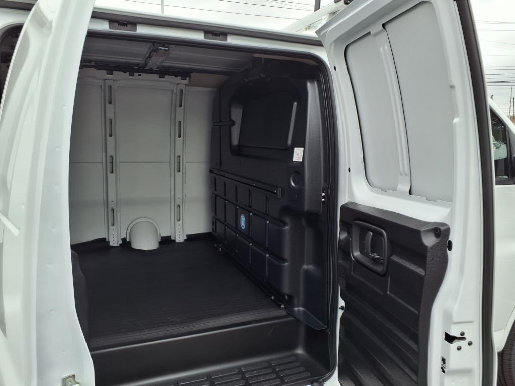 Vehicle image 8 of 25