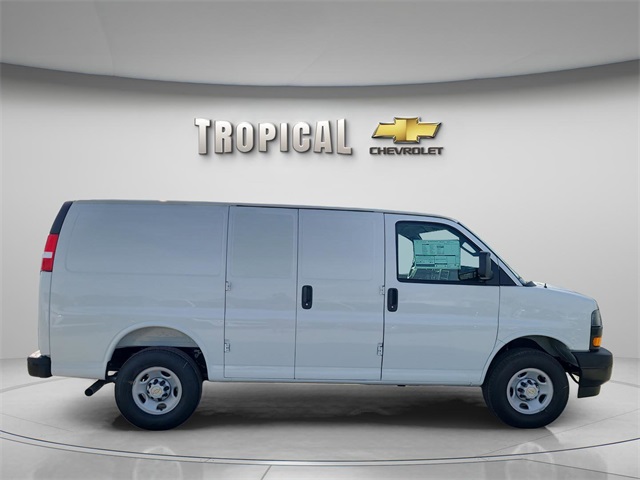 2025 Chevrolet Express Base Image 4 of 27