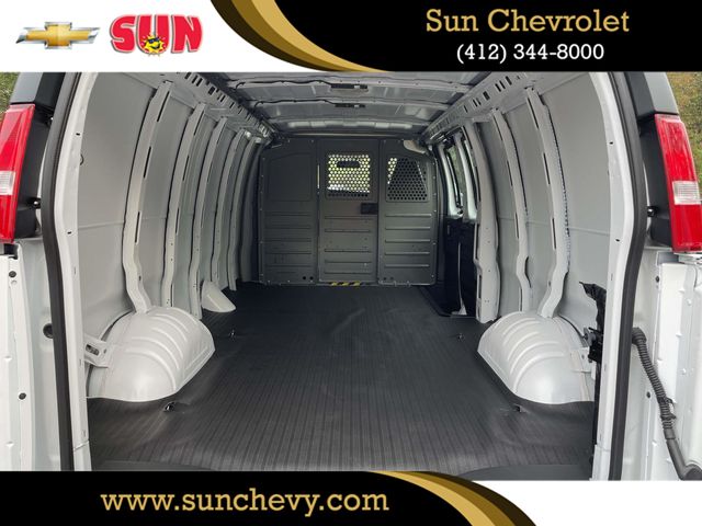 2025 Chevrolet Express Base Image 9 of 26