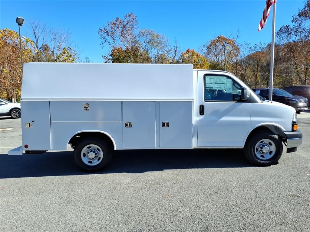 2025 Chevrolet Express Base Image 4 of 24