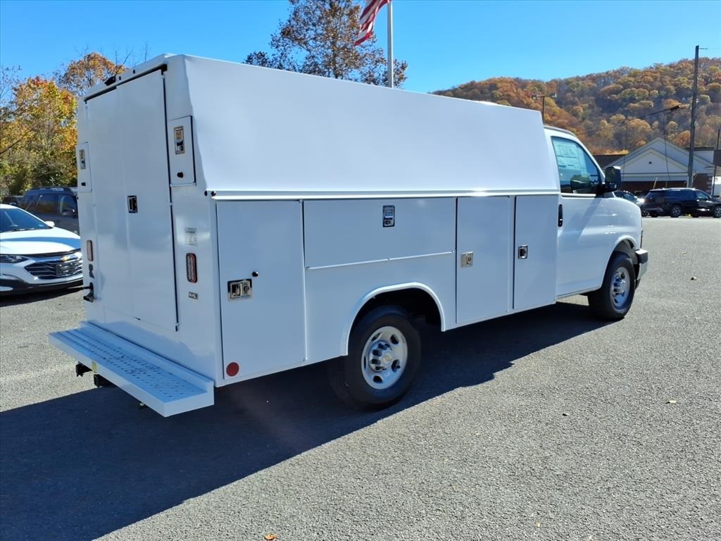 2025 Chevrolet Express Base Image 5 of 24