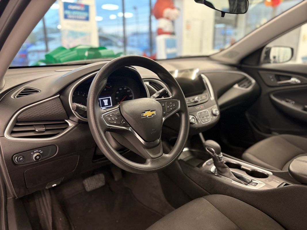 2025 Chevrolet Malibu LT Image 17 of 38