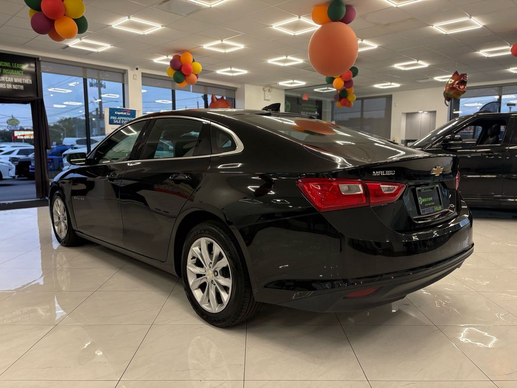 2025 Chevrolet Malibu LT Image 3 of 38