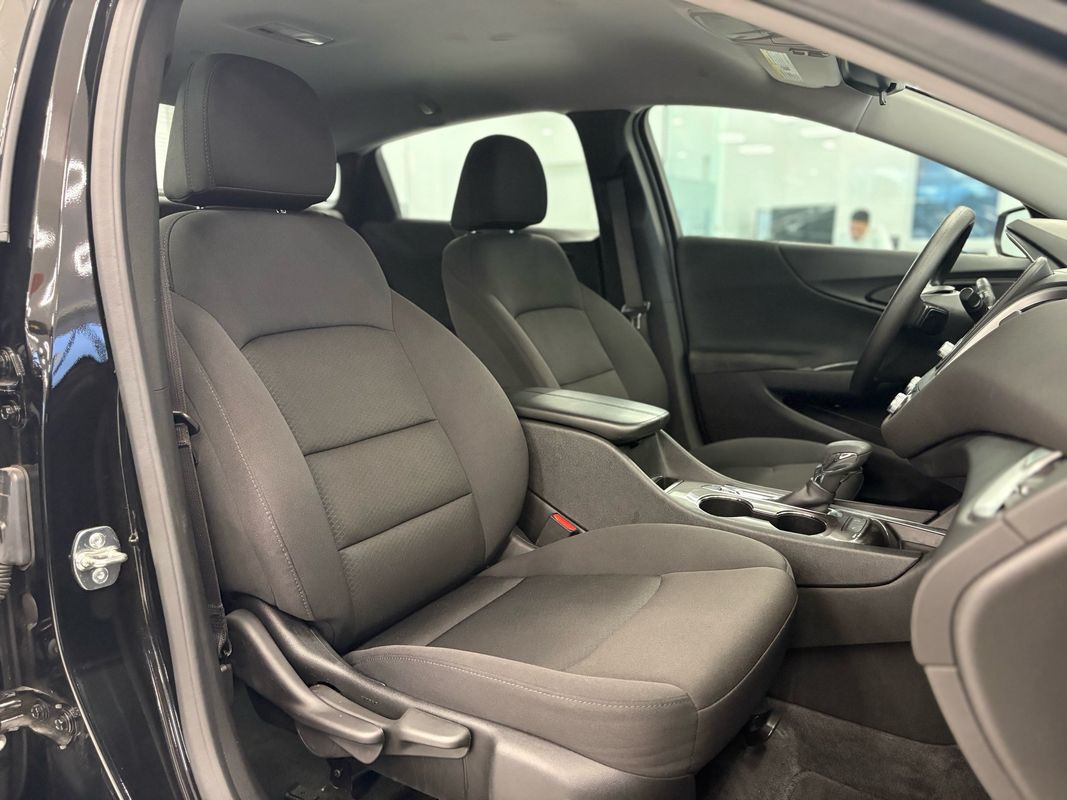 2025 Chevrolet Malibu LT Image 13 of 38