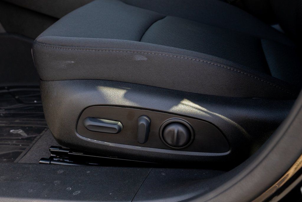 Vehicle image 15 of 33