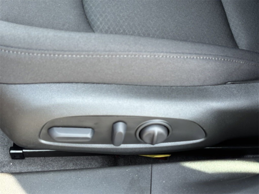 Vehicle image 14 of 27