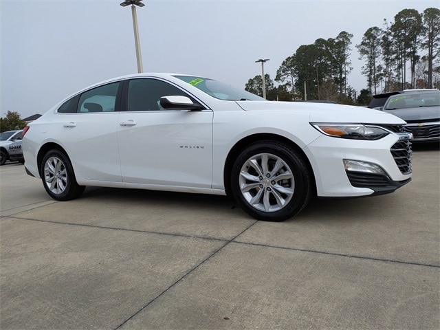 2025 Chevrolet Malibu LT Image 2 of 33
