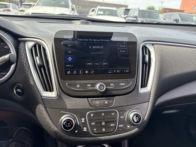 2025 Chevrolet Malibu LT Image 17 of 34