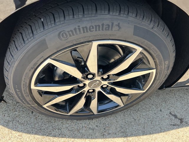 Vehicle image 10 of 28
