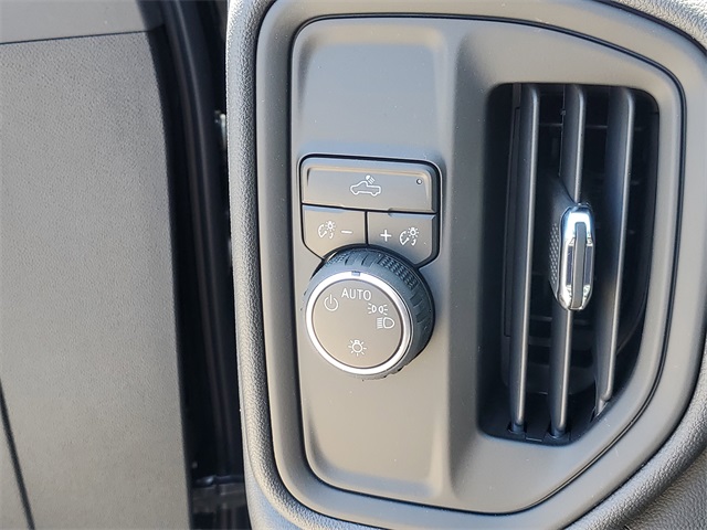Vehicle image 24 of 28