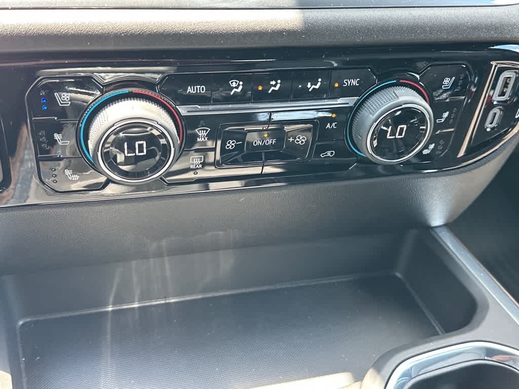 2025 Chevrolet Silverado 1500 High Country Image 27 of 32