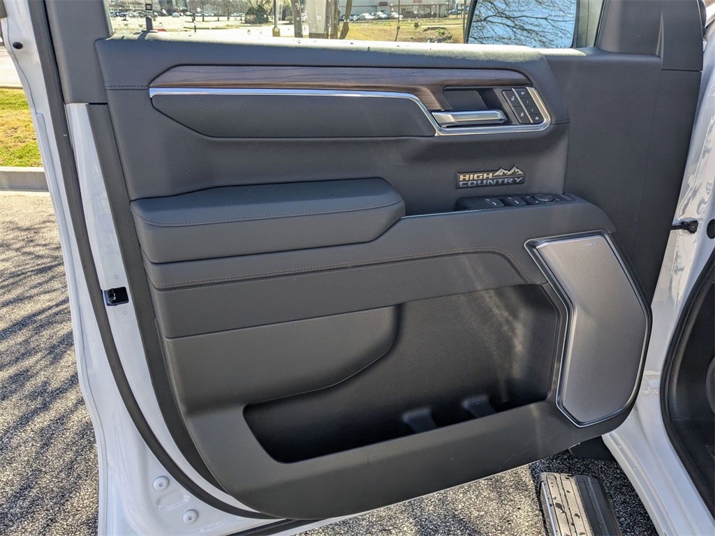 Vehicle image 12 of 31