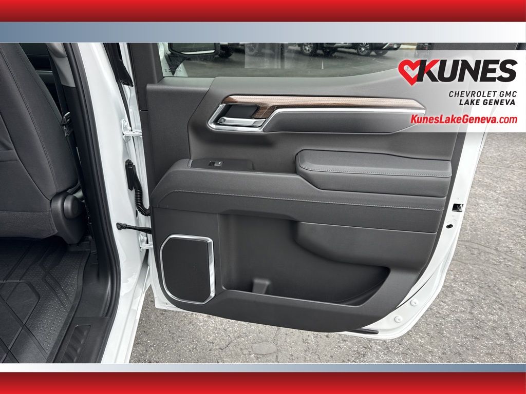 Vehicle image 21 of 47
