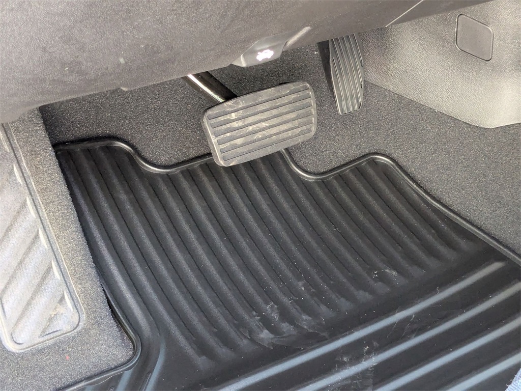 Vehicle image 15 of 28
