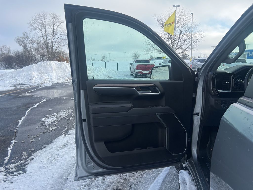 2025 Chevrolet Silverado 1500 LT Image 17 of 23