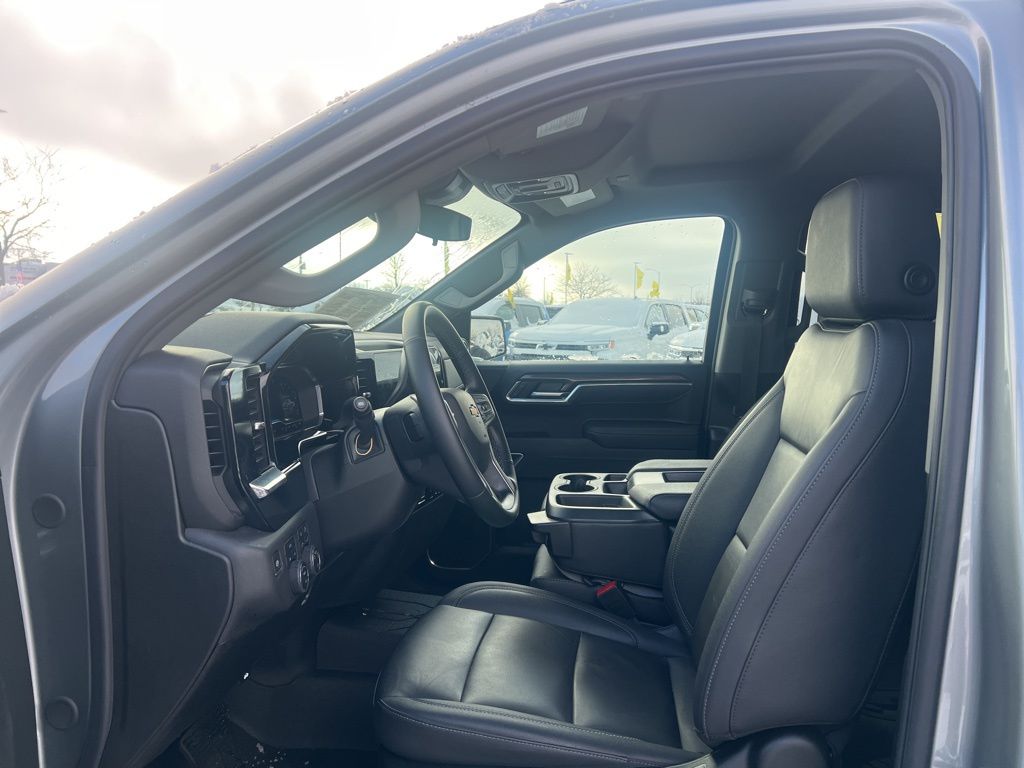 2025 Chevrolet Silverado 1500 LT Image 8 of 23