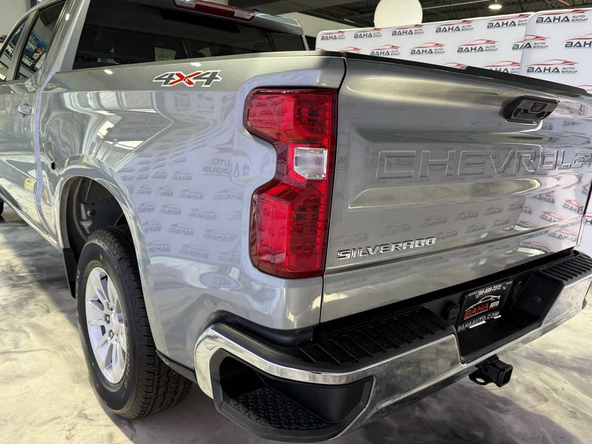 Vehicle image 17 of 79