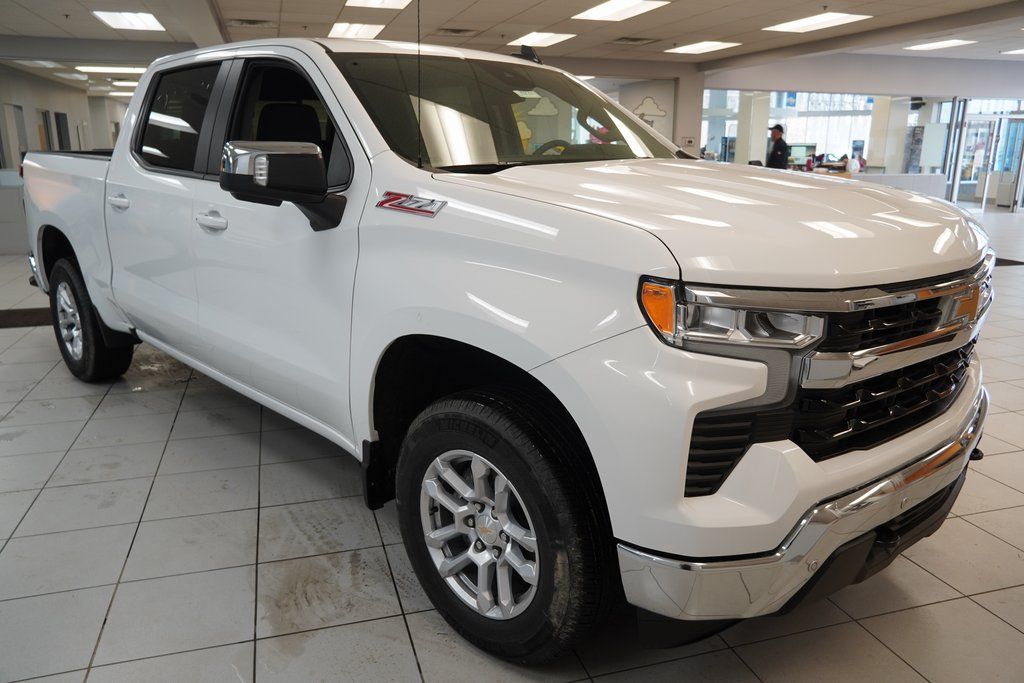 2025 Chevrolet Silverado 1500 LT Image 2 of 26