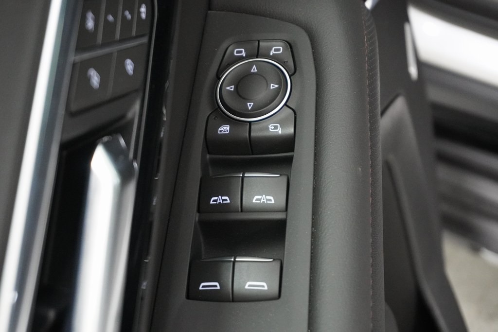 Vehicle image 14 of 40