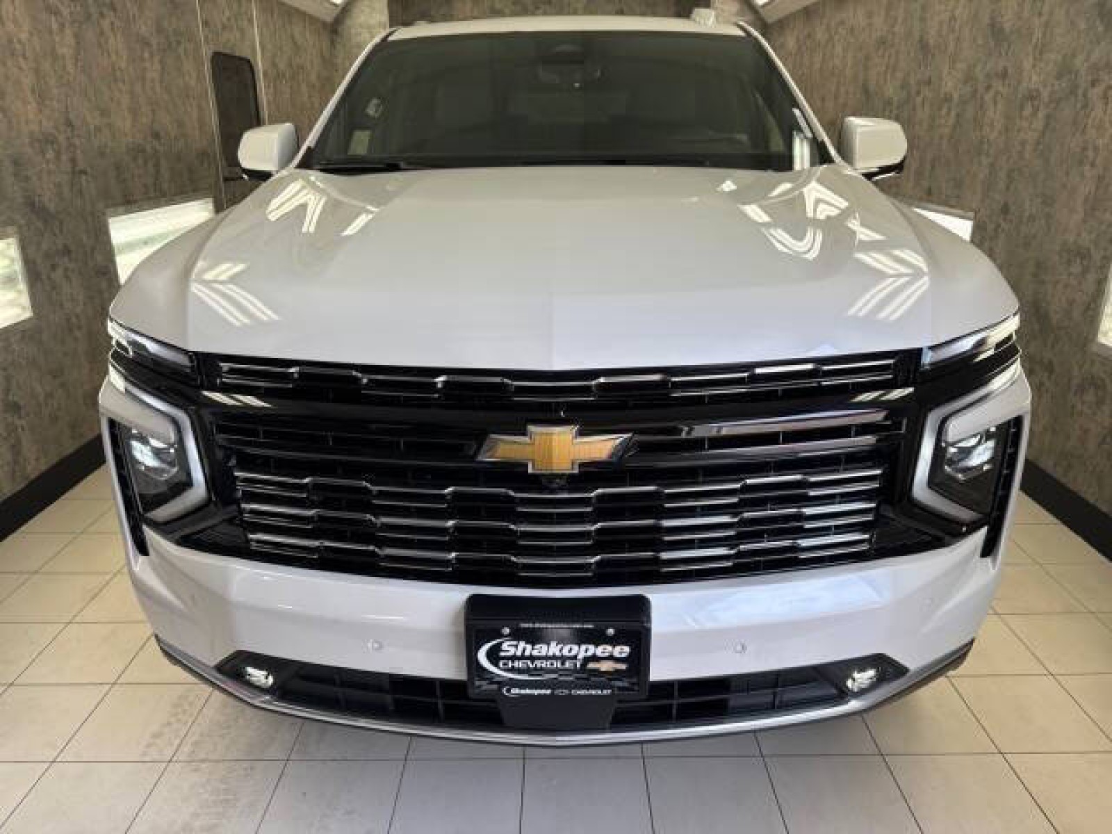 2025 Chevrolet Suburban High Country Image 2 of 5